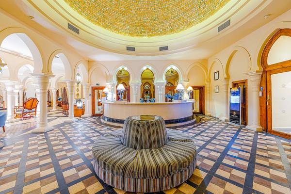 Lobby des Grand Makadi Hotels mit gemustertem Boden und Rundsitzmöbeln.