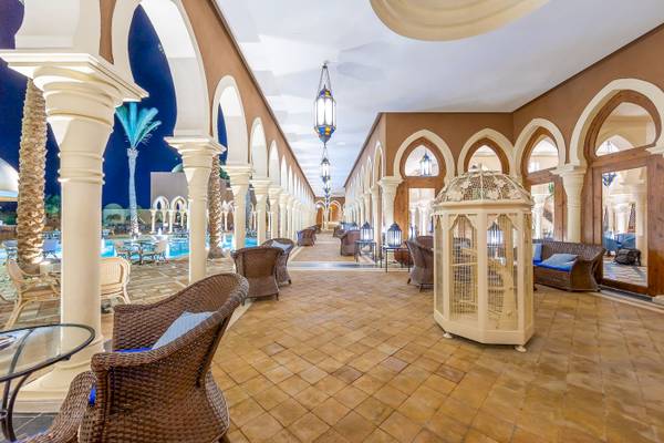Lobby des Grand Makadi Hotels mit Lounge-Bereich und Blick auf den Pool.