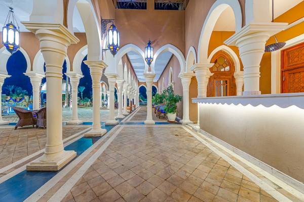 Innenbereich des Grand Makadi Hotels mit Säulen und Flur