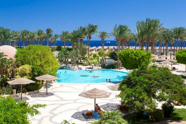 Luftaufnahme des Swimmingpools im Grand Makadi Hotel mit Gästen und Palmen