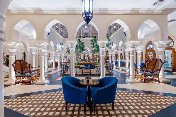 Innenansicht der Lobby des Grand Makadi Hotels mit blauen Sesseln und weißen Säulen