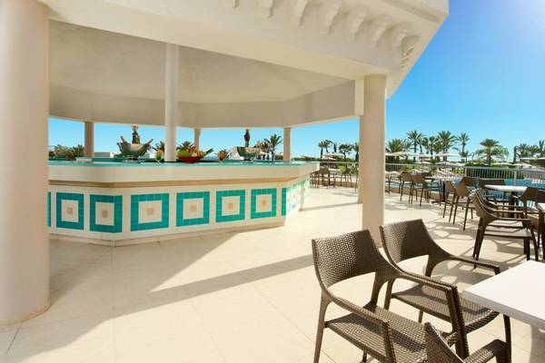 Hotelbar des Iberostar Selection Royal El Mansour mit Blick auf den Pool