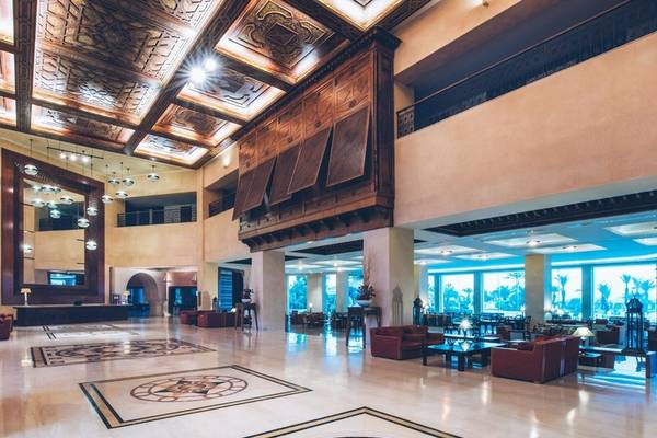 Das elegante Foyer des Iberostar Selection Royal El Mansour Hotels mit Marmorboden und dekorativen Kronleuchtern.