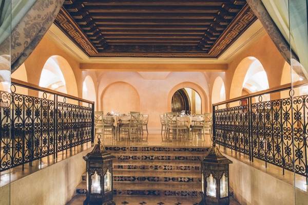 Innenbereich des Iberostar Selection Royal El Mansour Hotels mit geometrischen Mustern, schwarzen Laternen und gedeckten Tischen.