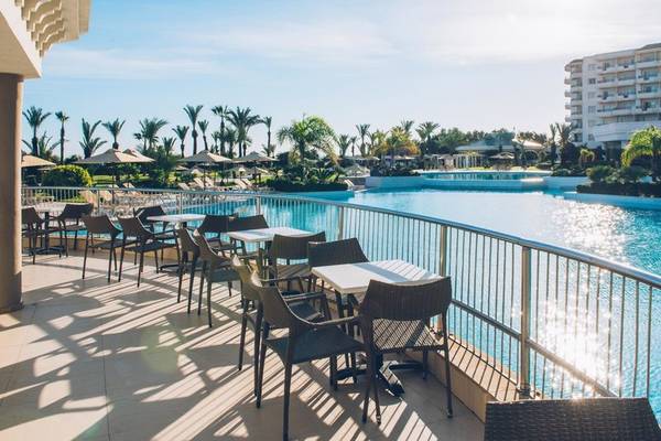 Terrasse des Iberostar Selection Royal El Mansour Hotels mit Pool und Umgebung