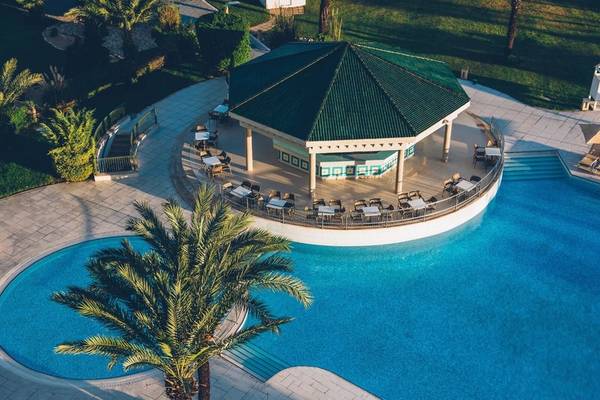 Luftaufnahme des Pools und der Poolbar im Iberostar Selection Royal El Mansour Hotel.