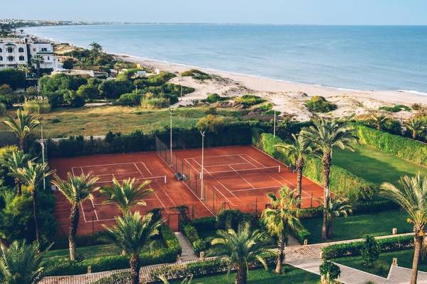 Luftaufnahme des Tennisplatzes im Iberostar Selection Royal El Mansour Hotel am Strand