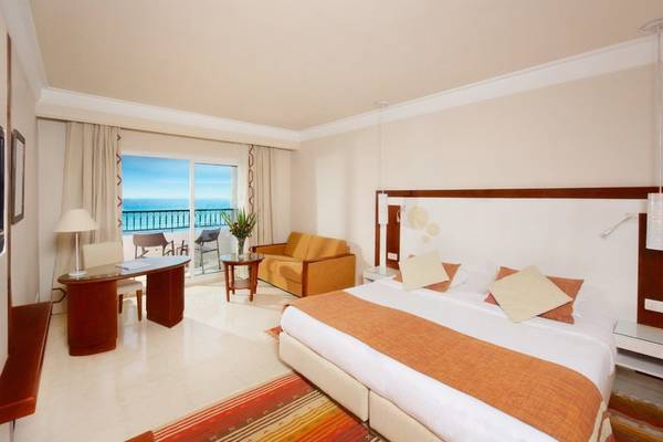 Hotelzimmer im Iberostar Selection Royal El Mansour mit Blick auf das Meer.
