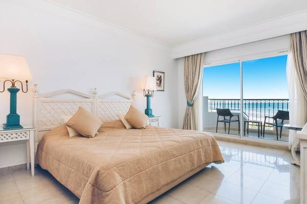 Hotelzimmer im Iberostar Selection Royal El Mansour mit Blick auf das Meer und eine Terrasse.