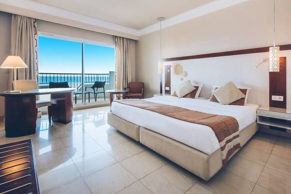 Hotelzimmer im Iberostar Selection Royal El Mansour mit Blick auf das Meer.
