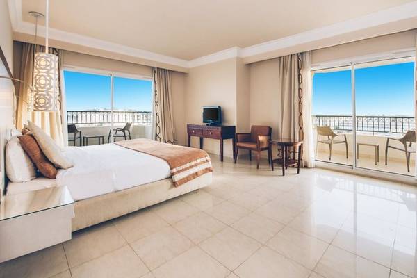 Innenansicht eines eleganten Hotelzimmers im Iberostar Selection Royal El Mansour mit Bett, Schreibtisch und Balkon