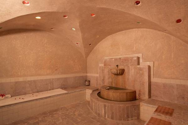 Saunabereich im Hotel Iberostar Selection Royal El Mansour mit Marmorwänden und einem Brunnen.