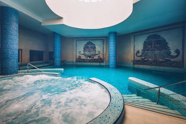 Poolbereich im Iberostar Selection Royal El Mansour Hotel mit Whirlpool und Marmorwänden.