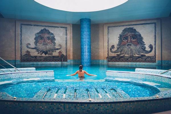 Frau im Pool des Iberostar Selection Royal El Mansour Hotels mit zwei großen Wandgemälden