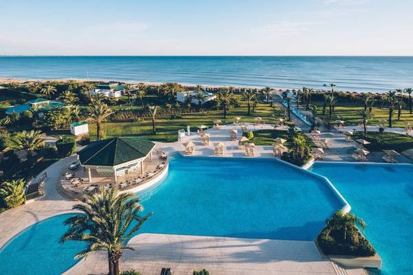 Luftaufnahme des Iberostar Selection Royal El Mansour Hotels mit Pool und Meerblick
