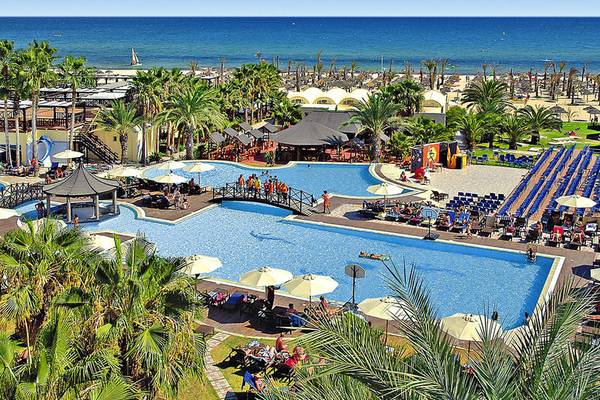 Luftaufnahme des Paradis Palace Hotels mit Swimmingpool, Palmen und Strand