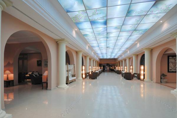 Lobby des Paradis Palace Hotels mit blauer Decke und weißen Böden.