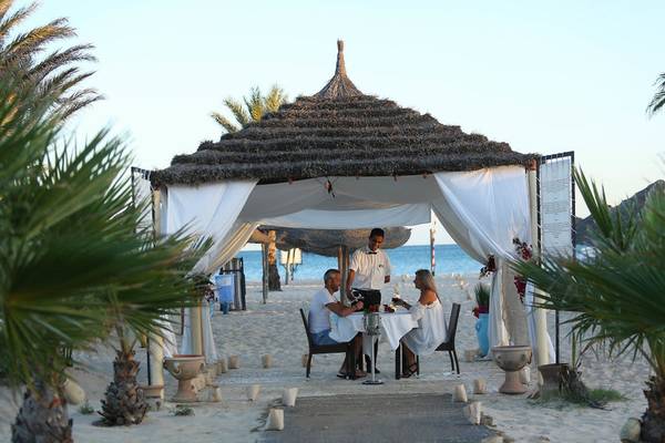 Dinner auf dem Strand unter einem Pavillon im Paradis Palace Hotel.