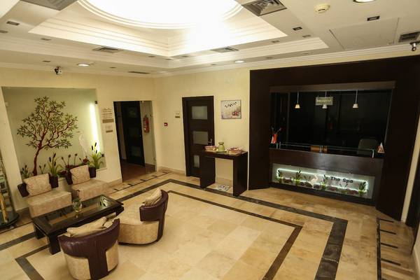 Lobby des Paradis Palace Hotels mit Sitzbereich, Rezeptionstresen und Spa-Anzeige