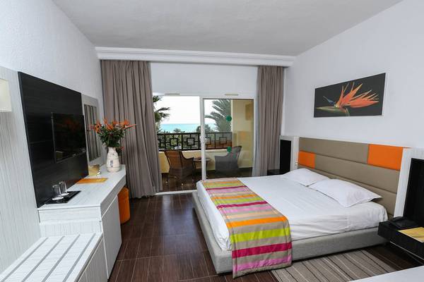 Innenansicht eines Hotelzimmers im Paradis Palace Hotel mit zwei Betten, Fernseher und Balkon