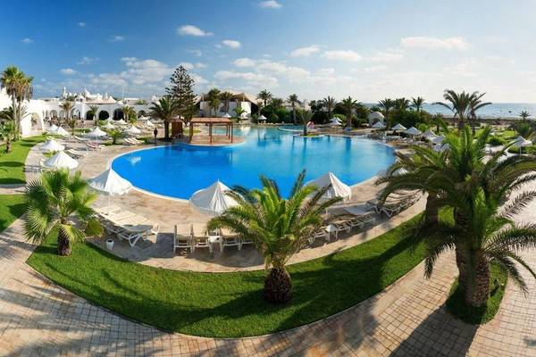 Luftaufnahme des Iliade Djerba by Magic Hotels mit großem Pool und Sonnenliegen