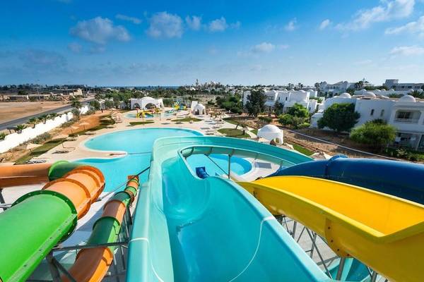 Wasserrutsche im Hotel Iliade Djerba von Magic Hotels mit mehreren bunten Rutschen.