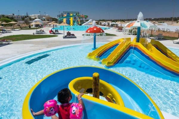 Kind im Wasserpark des Hotels Iliade Djerba by Magic Hotels