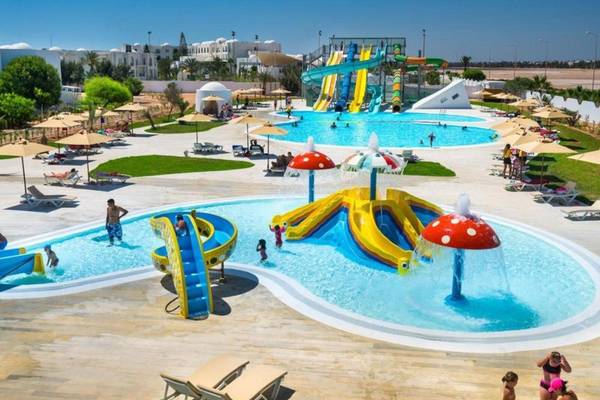 Luftaufnahme des Iliade Djerba Wasserparks mit Wasserrutschen und Schwimmbecken.