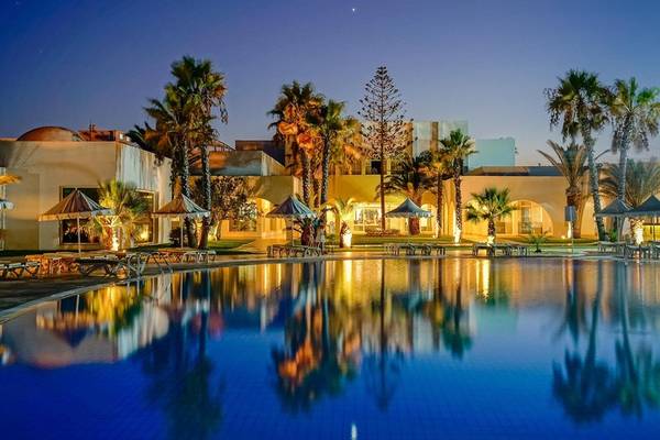 Foto des Iliade Djerba by Magic Hotels Hotelpools bei Nacht mit Palmen und Beleuchtung