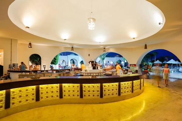 Innenansicht der Lobby-Bar des Iliade Djerba Hotels mit hoher Decke und beleuchteter Theke