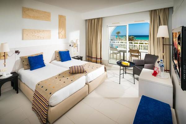 Hotelzimmer im Iliade Djerba by Magic Hotels mit zwei Betten, Balkon und Meerblick.