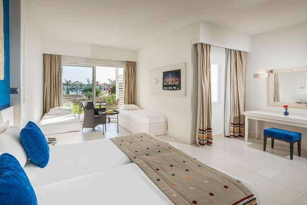 Hotelzimmer mit Doppelbett und Aussicht auf den Garten im Iliade Djerba by Magic Hotels