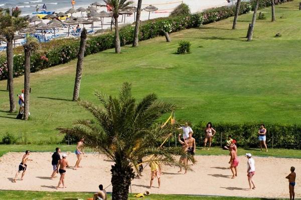 Volleyballspieler auf dem Sandstrand neben dem Nour Palace Resort & Thalasso