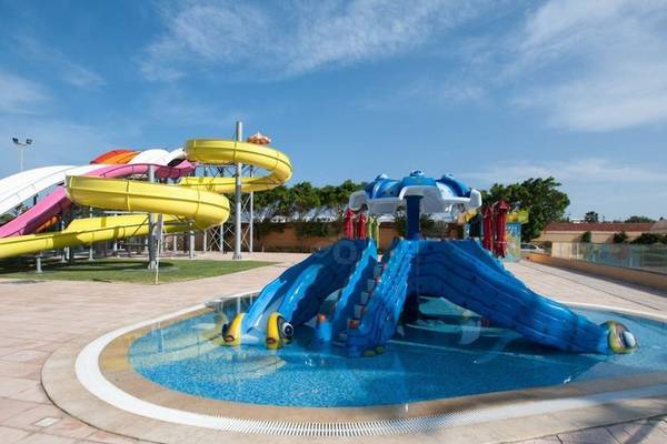 Wasserrutsche im Nour Palace Resort & Thalasso mit mehreren Rutschen und bunten Farben.
