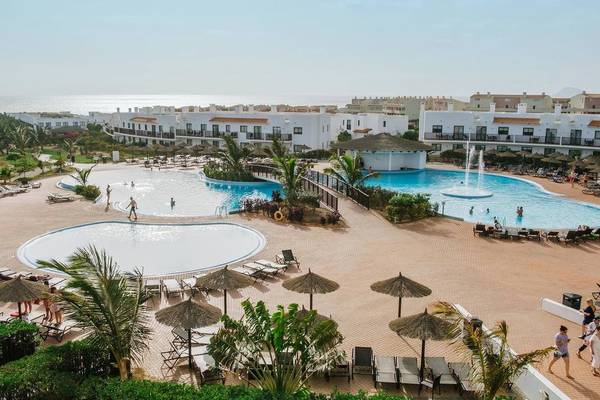 Aussenbereich des Melia Dunas Beach Resort & Spa mit Pools und Sonnenliegen.