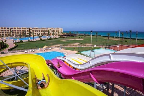 Wasserrutschen im Nour Palace Resort & Thalasso Hotel mit Blick auf das Meer und die Anlage.