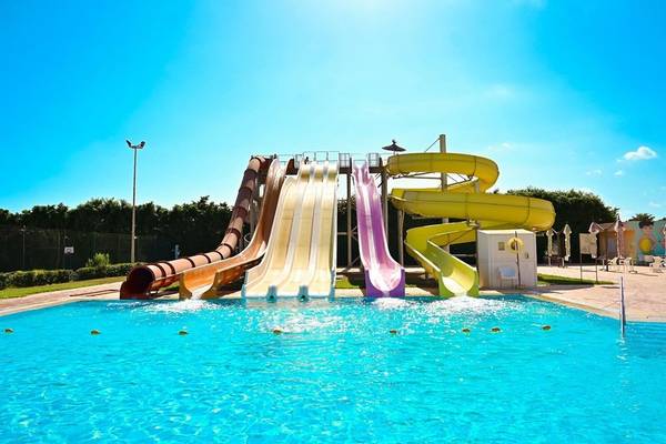 Wasserrutschen im Nour Palace Resort & Thalasso unter blauem Himmel
