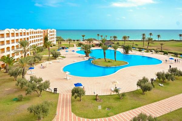 Luftaufnahme des Nour Palace Resort & Thalasso mit großem Swimmingpool und Blick auf das Meer.