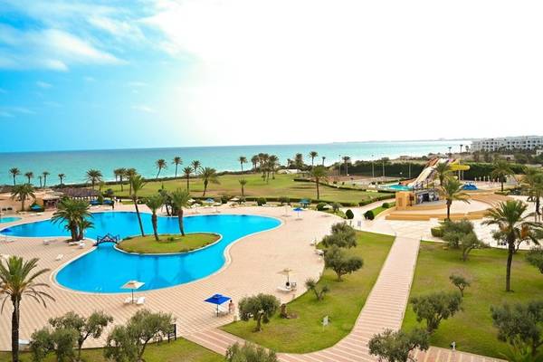 Luftaufnahme des Nour Palace Resort & Thalasso mit großem Swimmingpool, Rutsche und Palmen