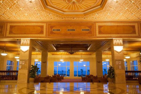 Lobby des Nour Palace Resort & Thalasso mit einer großen Fensterfront, die den Ozeanblick zeigt.