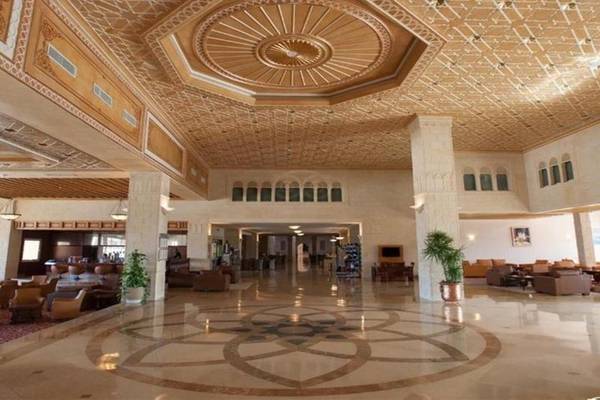Lobby des Nour Palace Resort & Thalasso mit geschwungener Decke und geometrischem Bodenmuster.
