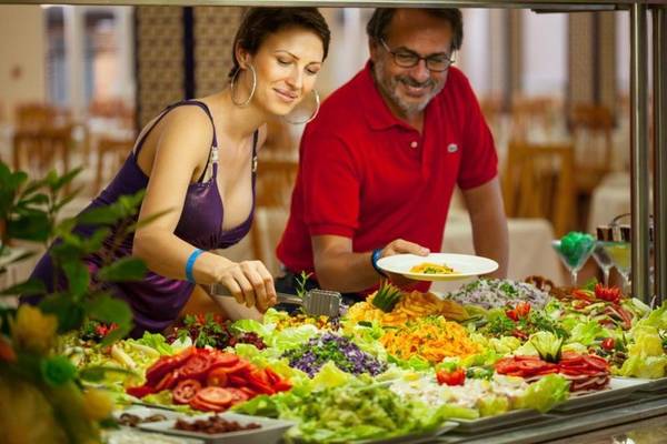 Paar genießt Salatbuffet im Nour Palace Resort & Thalasso