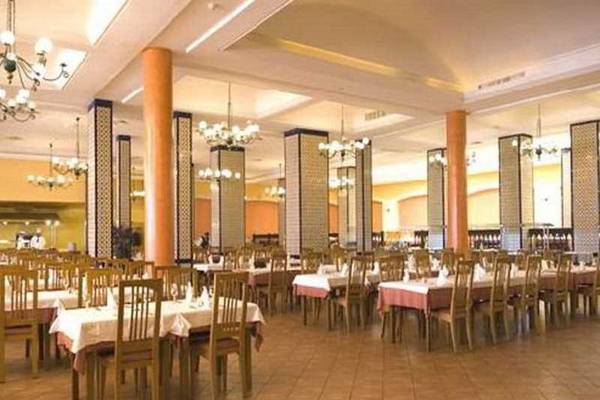 Restaurant im Nour Palace Resort & Thalasso mit gedeckten Tischen und Stühlen.