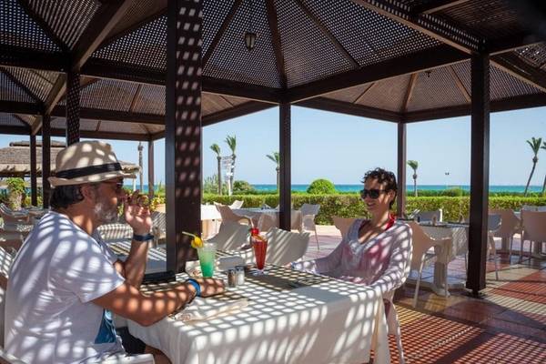 Zwei Leute essen im Hotel Nour Palace Resort & Thalasso.