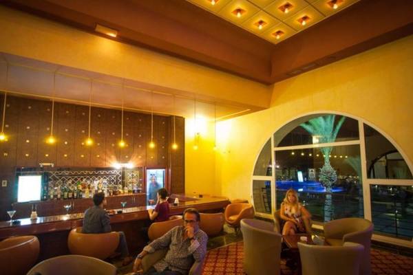 Hotelbar im Nour Palace Resort & Thalasso mit Blick auf die Stadt