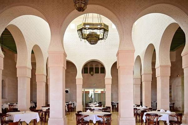 Restaurant im Nour Palace Resort & Thalasso mit bogenförmigen Säulen und Tischen