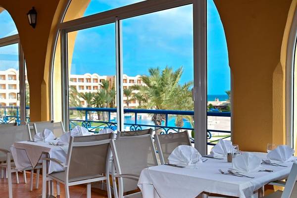 Innenansicht des Restaurants im Nour Palace Resort & Thalasso mit Blick auf den Pool.