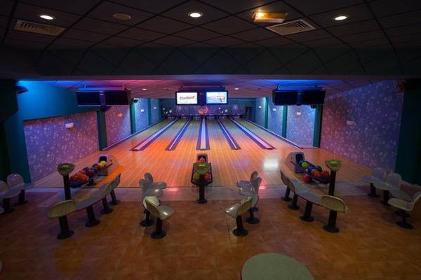 Bowlingbahn mit Bowlingkugeln, Bowlingbahnen und Sitzen in einem Hotel.