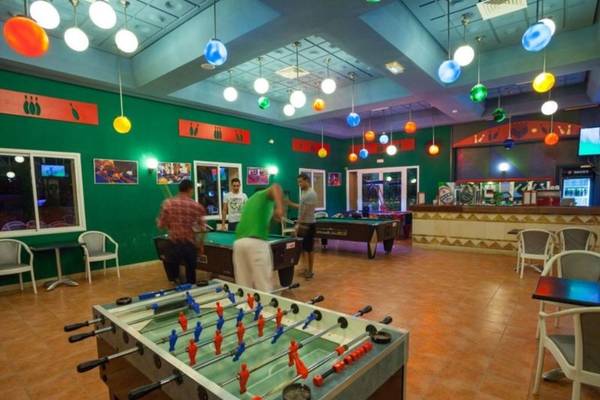 Spielzimmer im Nour Palace Resort & Thalasso mit Billardtischen und Tischfußball