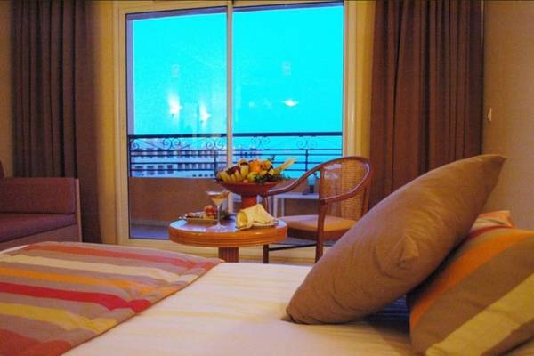 Zimmer im Nour Palace Resort mit Balkon und Aussicht auf die Stadt